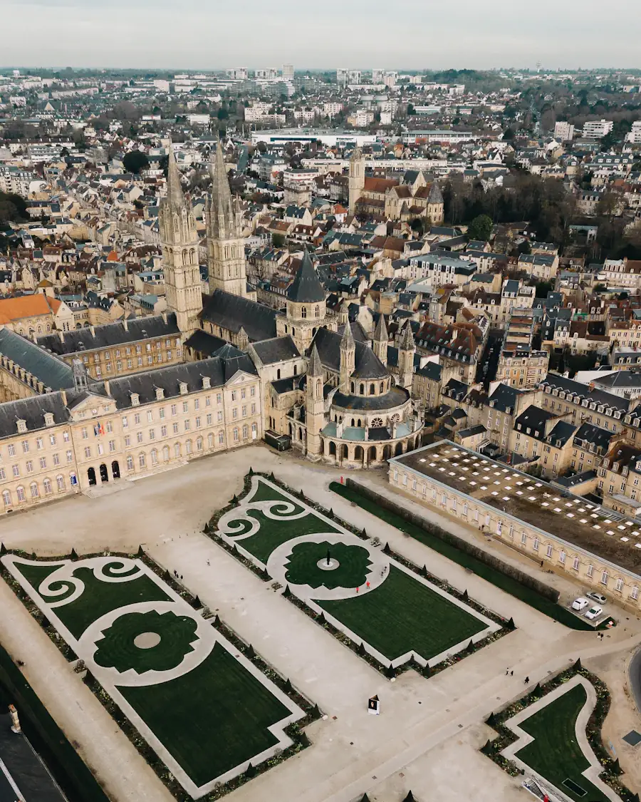 Caen vu du ciel, une abbaye et ses jardins
