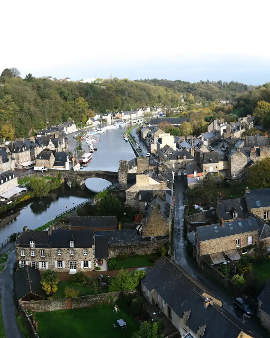 Le port de Dinan et son vieux pont sur la Rance