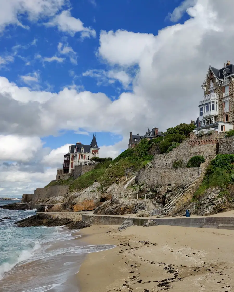 Villas de Dinard au-dessus de la plage